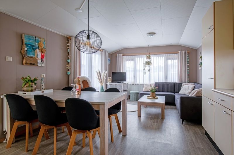 Open leefruimte met eet- en zithoek in Chalet Bregkoog 88, De Koog, Texel, op Chaletpark Bregkoog.