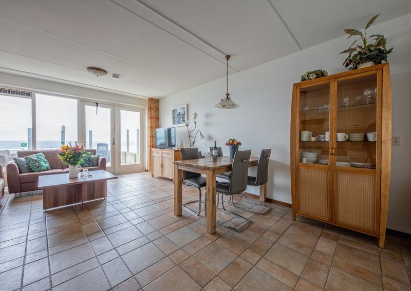 Eetkamer met uitzicht op zee in Resort De Buteriggel - Appartement 1, De Koog, Texel.