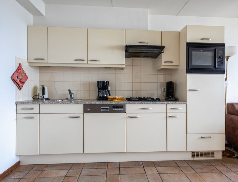Volledig uitgeruste keuken in Resort De Buteriggel - Appartement 1, ideaal voor zelfvoorziening in De Koog, Texel.