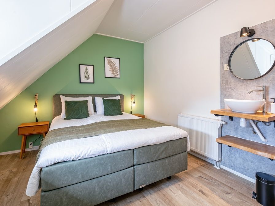 Gemuetliches Schlafzimmer mit Doppelbett in De Boomleeuwerik, Ferienhaus in De Koog, Texel.