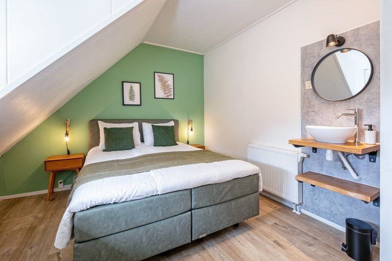 Komfortables Schlafzimmer mit Waschbecken in De Boomleeuwerik, Ferienunterkunft in De Koog, Texel.