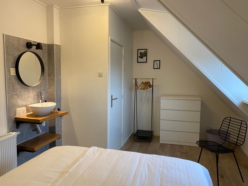 Stilvoll eingerichtetes Schlafzimmer in De Boomleeuwerik, Ferienhaus in De Koog, Texel.