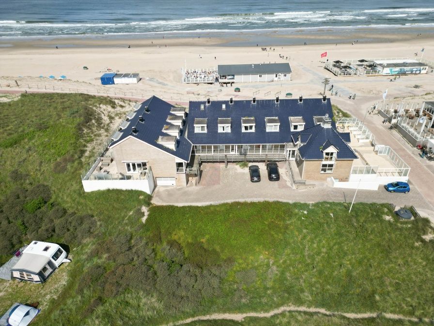 Luftaufnahme von Resort De Buteriggel - Apartment 0 in De Koog, Texel, mit Blick auf den Strand und das Meer.