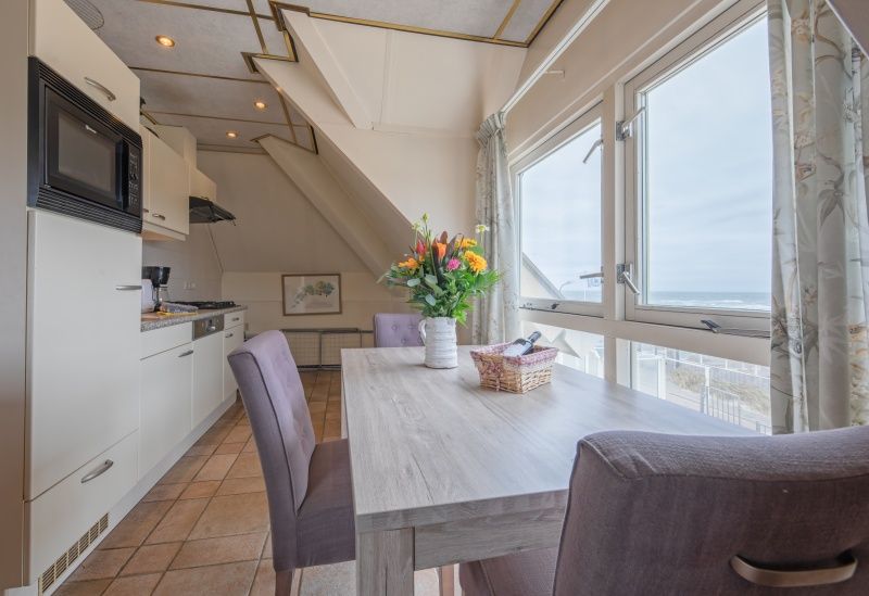 Essecke mit Aussicht im Resort De Buteriggel - Apartment 0 in De Koog, Texel, ideal fuer Mahlzeiten.