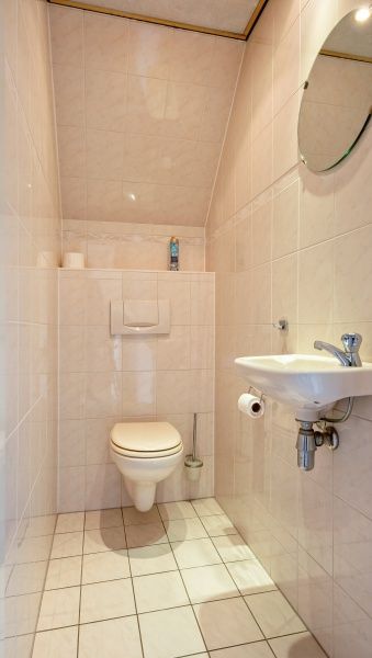 Gepflegt eingerichtete Toilette im Resort De Buteriggel - Apartment 0, De Koog, Texel, mit Waschbecken.