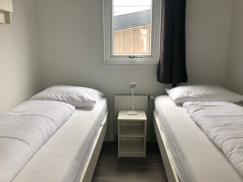 Gemuetliches Schlafzimmer mit zwei Betten im Chalet Bregkoog 226, De Koog, Texel.