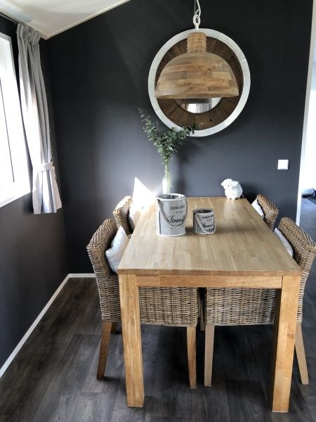 Gemuetliche Essecke mit Holztisch im Chalet Bregkoog 226, De Koog, Texel.