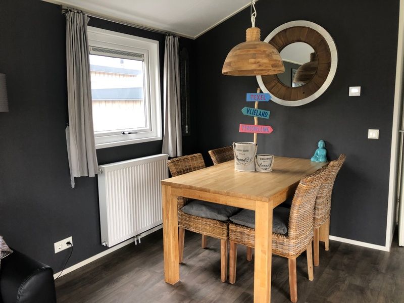 Stilvolle Essecke mit natuerlichem Licht im Chalet Bregkoog 226, De Koog, Texel.