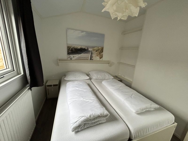 Hauptschlafzimmer mit Doppelbett im Chalet Bregkoog 226, De Koog, Texel.