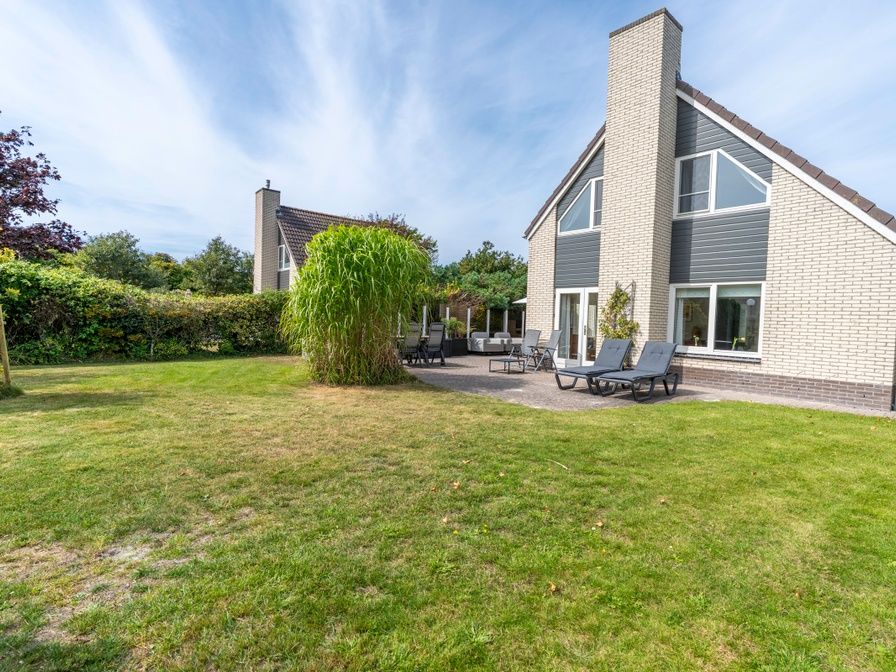 Vacation home Honeysuckle 61 with spacious garden in De Koog, Texel, Wadden Islands.