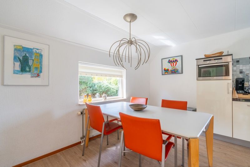 Dining area with modern furnishings in Holiday home Honeysuckle 61, De Koog, Texel, Wadden Islands.
