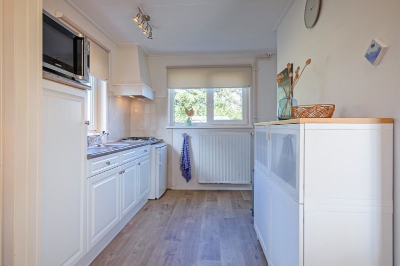 Moderne keuken in De Veldleeuwerik vakantiehuis, De Koog, Texel, Waddeneilanden.