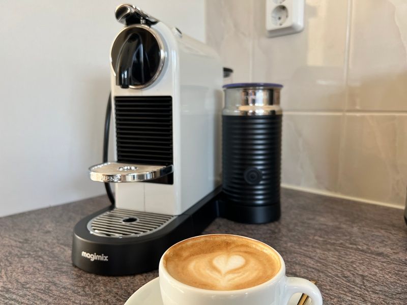 Espressomachine in De Veldleeuwerik vakantiehuis, De Koog, Texel, Waddeneilanden.