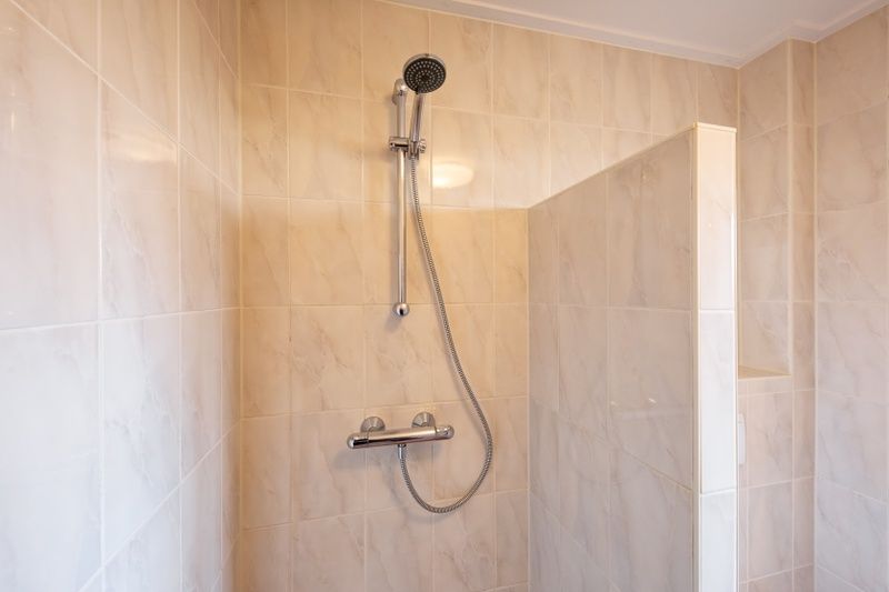 Moderne douche in De Veldleeuwerik vakantiehuis, De Koog, Texel, Waddeneilanden.