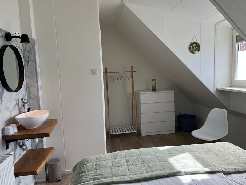 Stijlvolle slaapkamer met opbergruimte in De Veldleeuwerik, De Koog, Texel, Waddeneilanden.