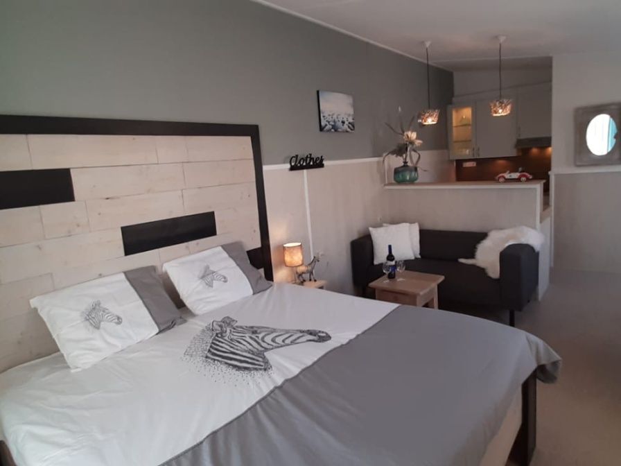 Gezellige slaapkamer in Appartement Duinzee Texel, De Koog, met comfortabel bed en stijlvolle inrichting.