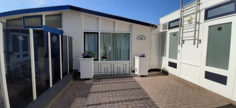 Zonnig terras van Appartement Duinzee Texel in De Koog, ideaal voor ontspanning op de Waddeneilanden.