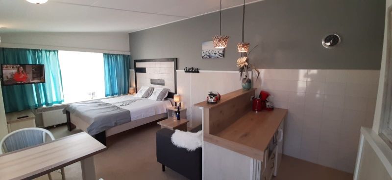 Ruime binnenruimte van Appartement Duinzee Texel in De Koog, met lichte decor en moderne voorzieningen.