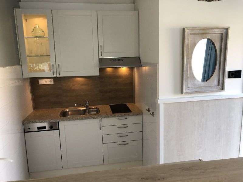 Compacte keuken in Appartement Duinzee Texel, De Koog, met alle benodigdheden voor een comfortabel verblijf.