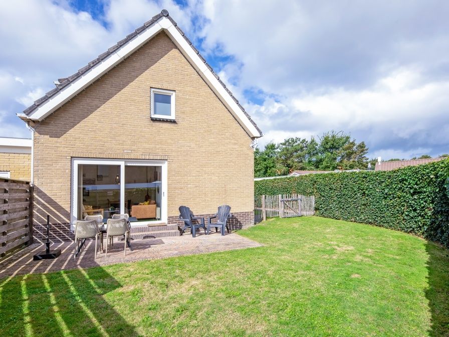 Vakantiehuis Windlust in De Koog Texel met zonnig terras en groene tuin.