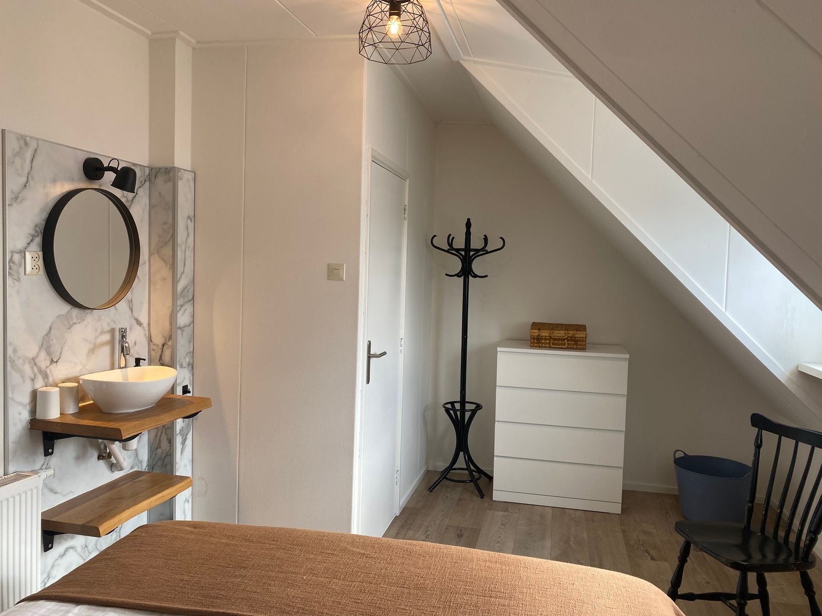 Stijlvolle hoek van slaapkamer in Windlust vakantiehuis De Koog Texel.