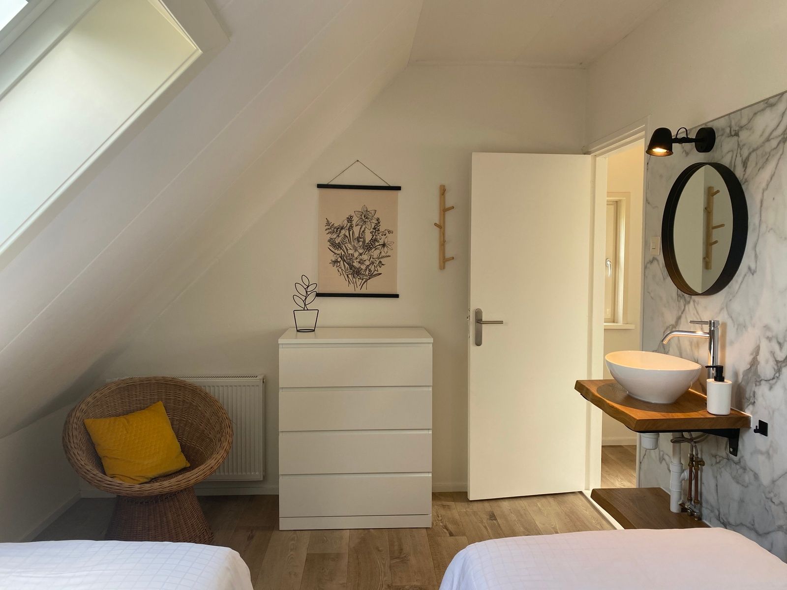 Slaapkamer met dakraam en eenpersoonsbedden in Windlust De Koog Texel.