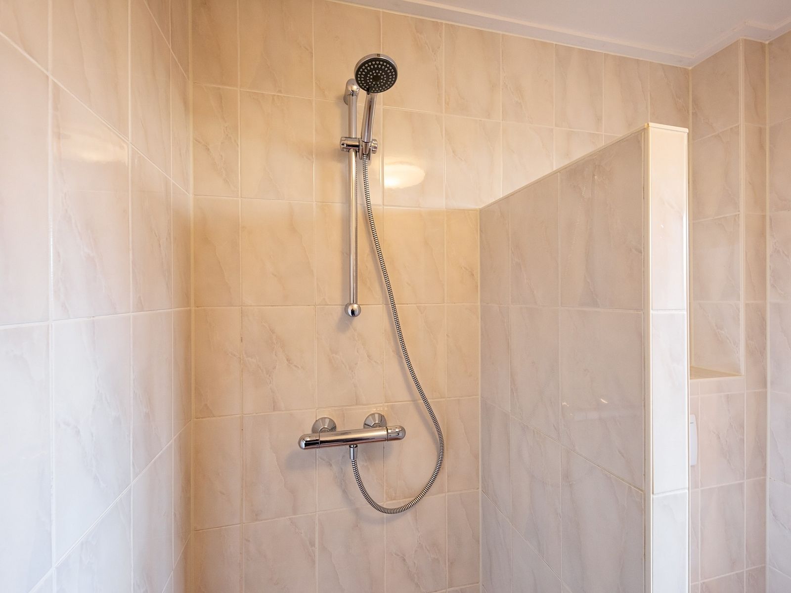 Ruime badkamer in Windlust vakantiehuis De Koog Texel met toilet en douche.