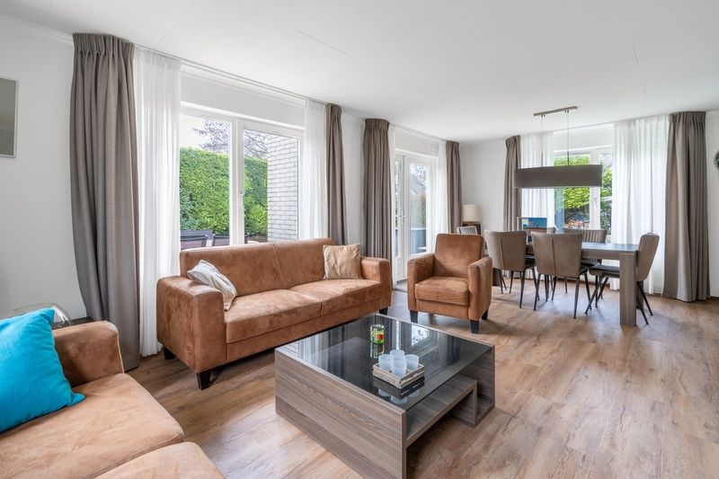 Bright living room of Holiday home Honeysuckle 49 in De Koog Texel, overlooking the Wadden Islands garden.