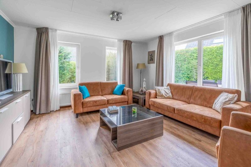 Dining area in Holiday home Honeysuckle 49, De Koog Texel, with large windows and lots of daylight on the Wadden Islands.