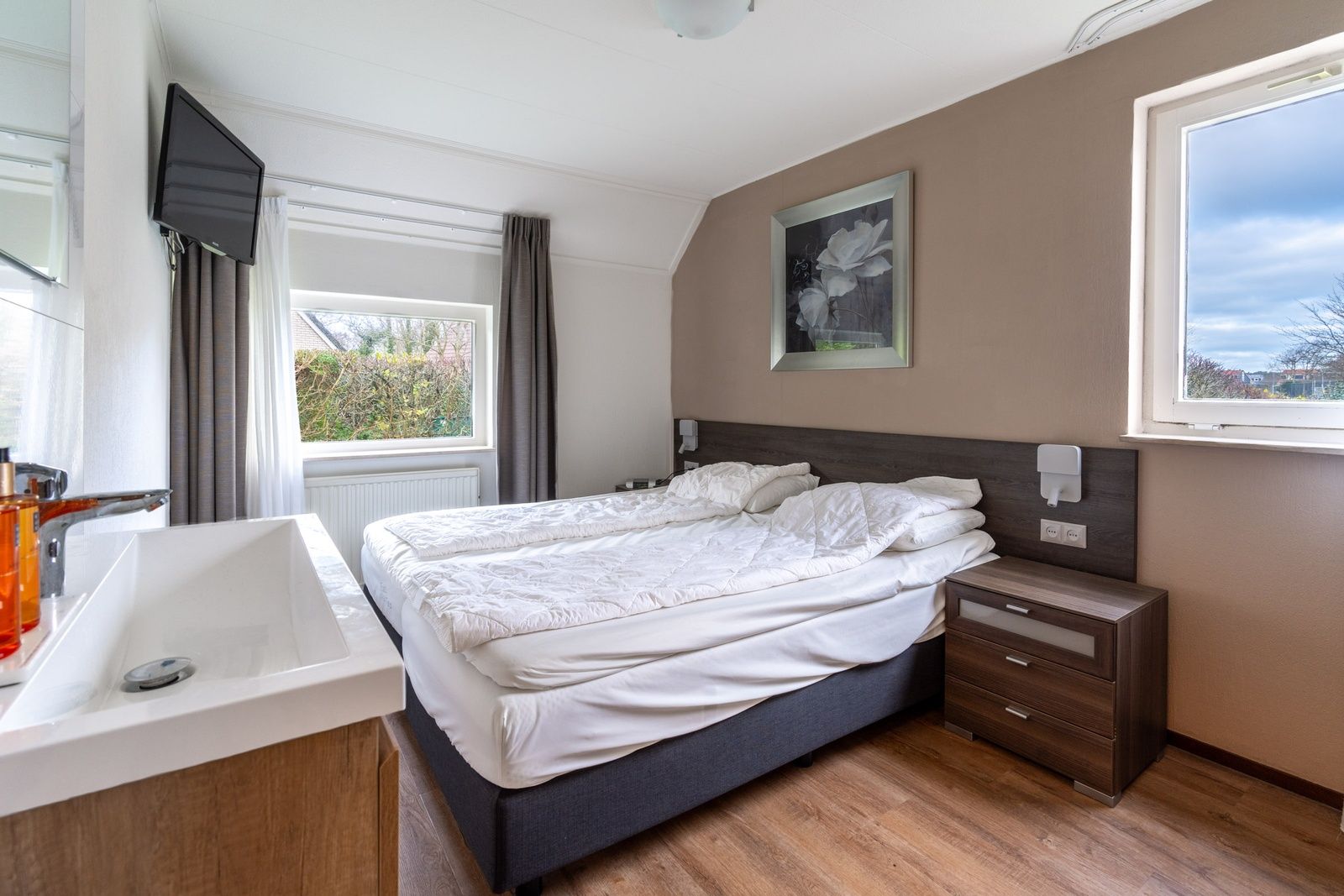 Modern bathroom in Holiday home Kamperfoelie 49, De Koog Texel, with luxury shower on the Wadden Islands.