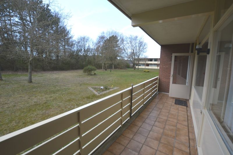 Ruim balkon van Appartement Kerckeland 24, De Koog, Texel met uitzicht op groene omgeving en frisse lucht.