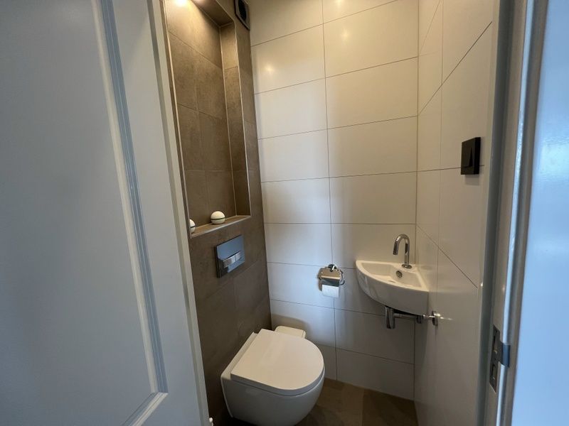 Stijlvol toilet in Vakantiehuis Duinzee Texel, De Koog, met modern sanitair en nette afwerking.