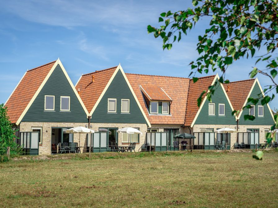 Vakantiehuis in De Koog, Texel met charmante daken en ruime terrassen, ideaal voor een ontspannen verblijf op de Waddeneilanden.