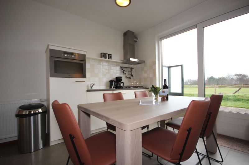 Gezellige keuken van Vakantiehuis in De Koog, Texel met uitzicht op de natuur van de Waddeneilanden.