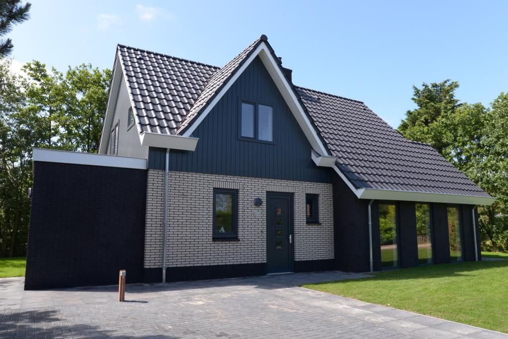 Front view of 06 - Razende Bol - allotment vacation home in De Koog, Texel with spacious driveway.