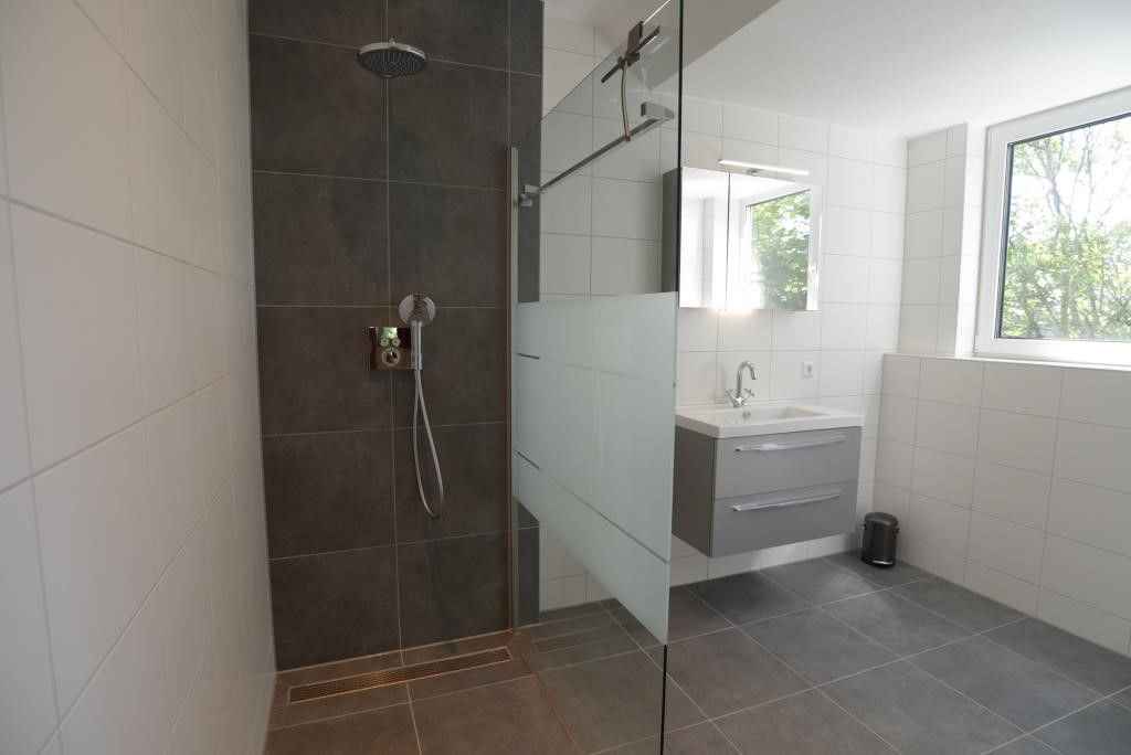 Spacious bathroom with shower and bath in 06 - Razende Bol - allotment vacation home in De Koog, Texel.