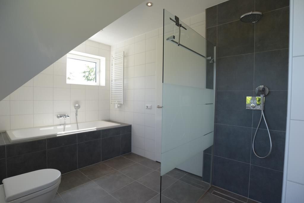 Modern bathroom with rain shower in 06 - Razende Bol - allotment vacation home in De Koog, Texel.