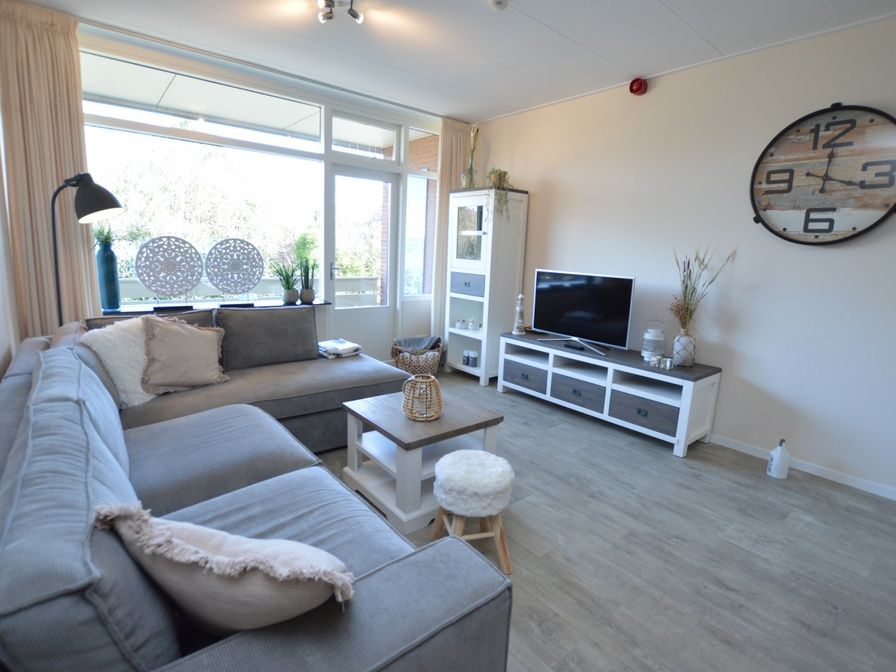 Gemuetliches Wohnzimmer des Appartements Kerckeland 78 in De Koog, Texel mit bequemem Sofa und moderner Einrichtung.