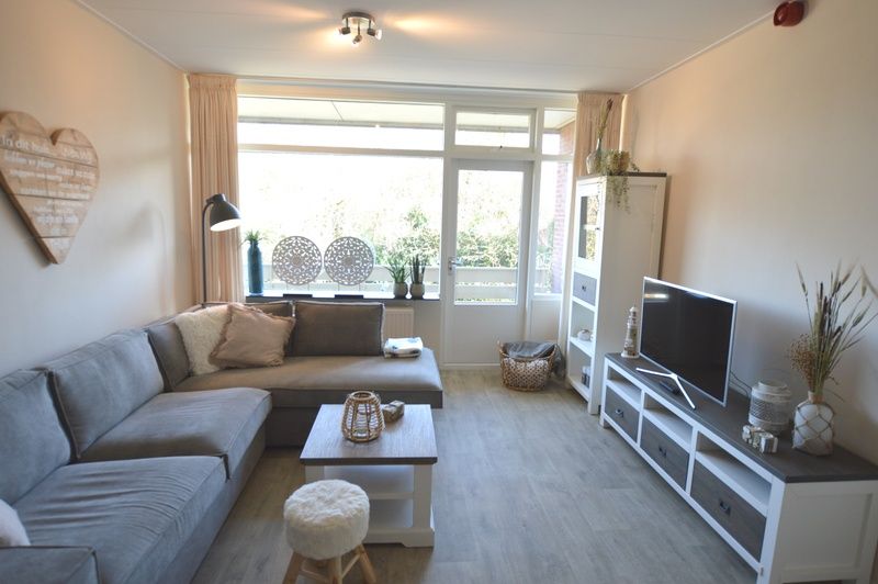 Stilvolles Wohnzimmer des Appartements Kerckeland 78, De Koog, Texel, mit Blick auf die natuerliche Umgebung.