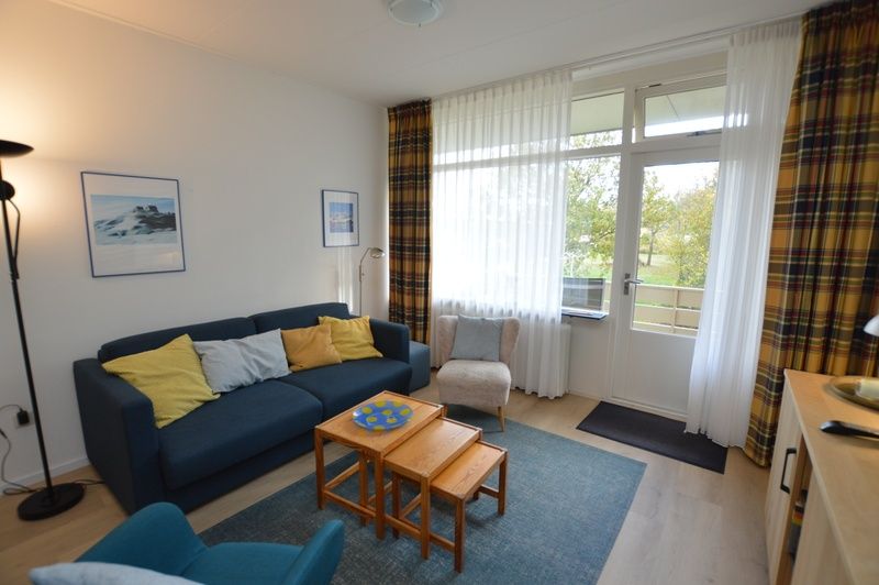 Helles Wohnzimmer mit Aussicht im Appartement Kerckeland 126 auf Texel.