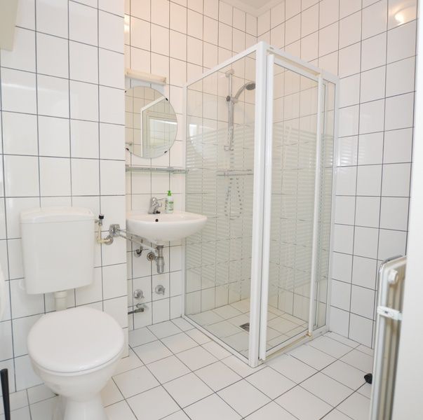 Frisches Badezimmer mit Dusche in Appartement Kerckeland 126, De Koog, Texel.