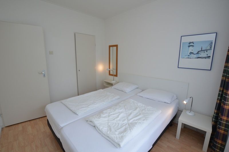 Schlafzimmer mit hellem Tageslicht in Apartment Kerckeland 126, De Koog, Texel.