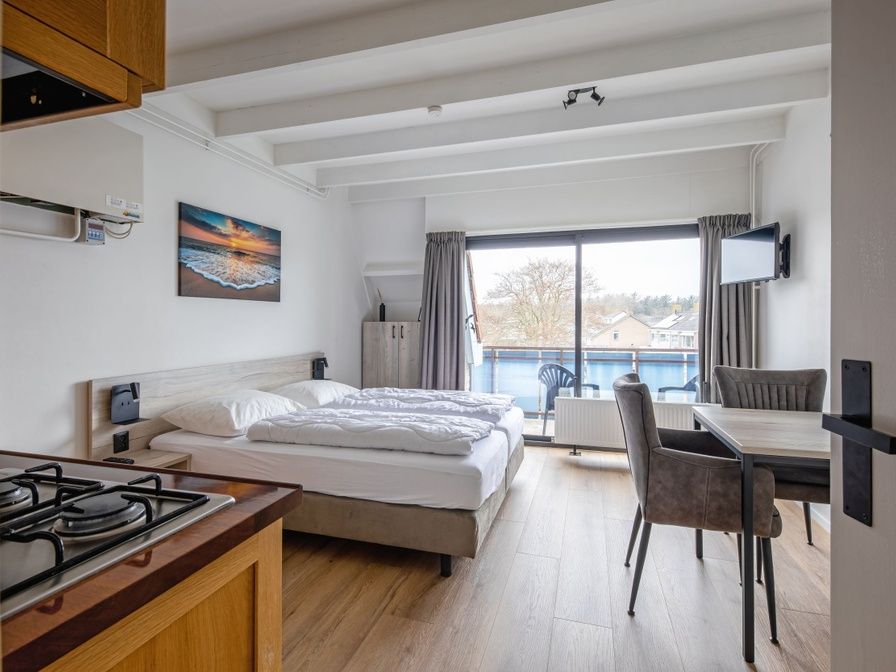 Twee persoons studio tweede etage in De Koog Texel met uitzicht op balkon en moderne inrichting.