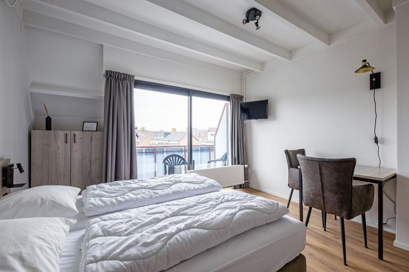 Comfortabele slaapkamer in Twee persoons studio tweede etage in De Koog met ruim bed en natuurlijk licht.