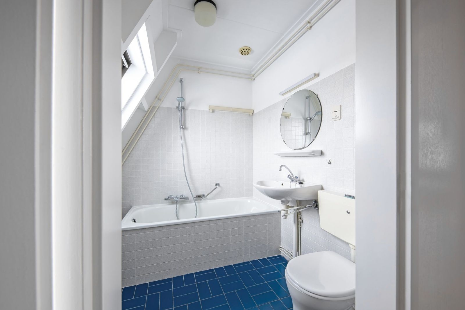 Moderne badkamer in Twee persoons studio tweede etage op Texel met ligbad en frisse uitstraling.