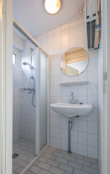 Gepflegt eingerichtetes Toilettenzimmer im Motel Texel Apartment, De Koog, Texel fuer einen angenehmen Aufenthalt.