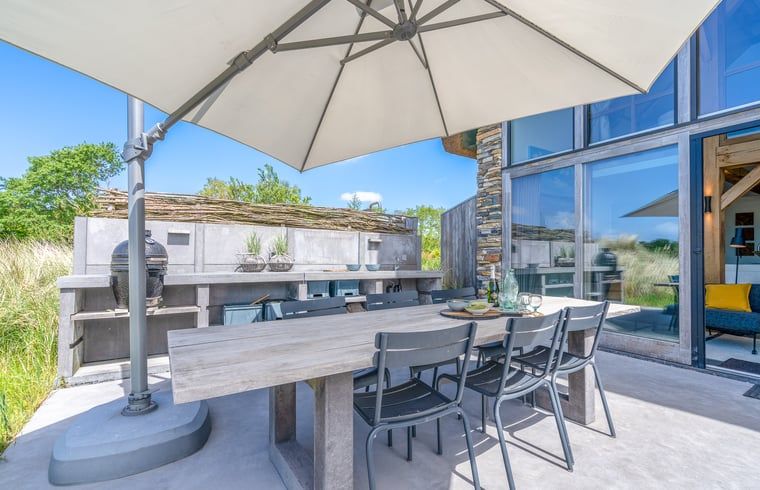 Buitenterras van Vakantiehuisje in De Koog met eetruimte en uitzicht op de natuur van Texel.