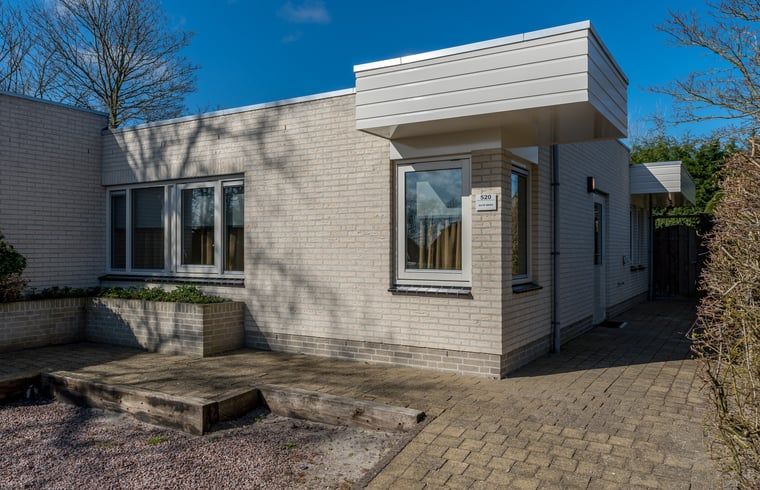Moderne buitenkant van vakantiehuisje in De Koog, Texel, Waddeneilanden.
