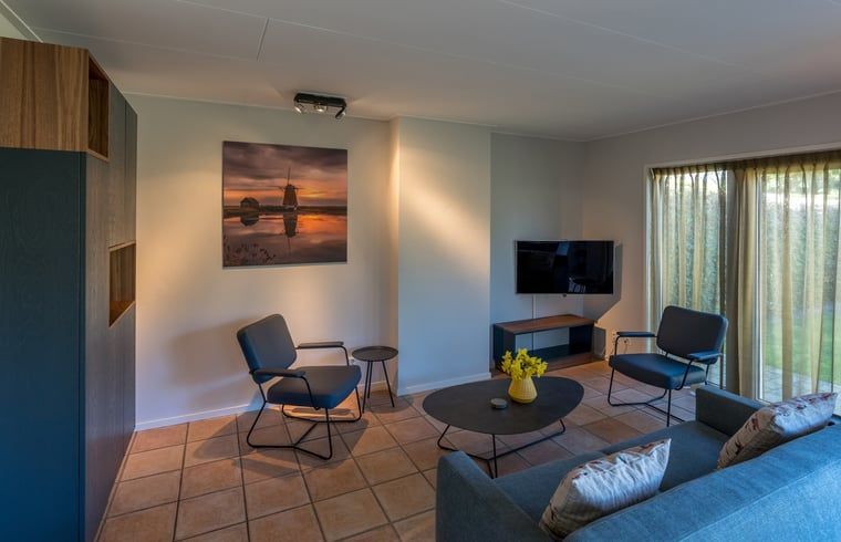 Ruime woonkamer met zithoek in vakantiehuisje in De Koog, Texel.