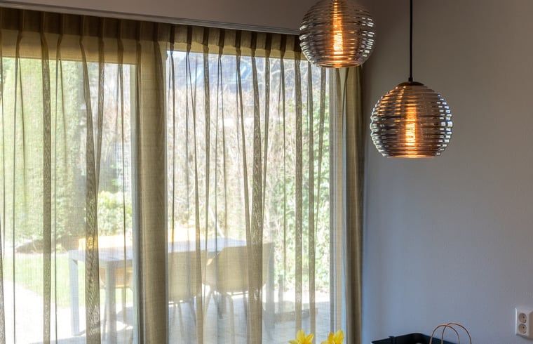 Lichte eetruimte met uitzicht in vakantiehuisje in De Koog, Texel.